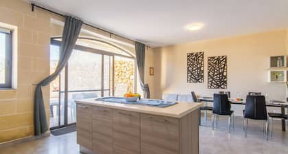 Ta'Siku Gozitan villa + Pool & hot tub