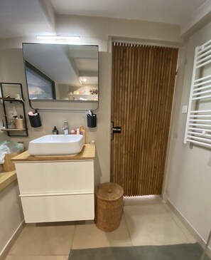 Shower, towels, soap, shampoo