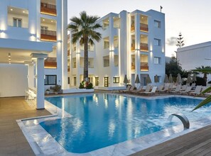 Una piscina al aire libre, una piscina climatizada