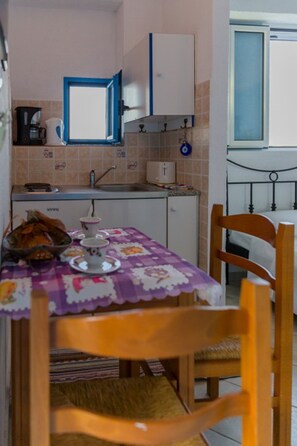 Kühlschrank, Wasserkocher mit Kaffee-/Teezubehör, Wasserkocher, Toaster