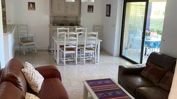 TV connectée, lecteur de DVD, table de tennis de table, livres