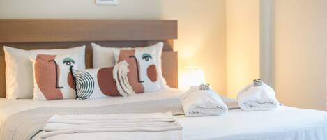 Escritorio, espacio para trabajar con laptop y wifi gratis