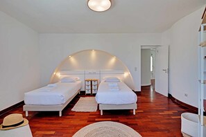 6 chambres, bureau, fer et planche à repasser, lit de bébé portatif