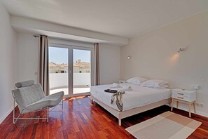 6 Schlafzimmer, Schreibtisch, Bügeleisen/Bügelbrett, Reisekinderbett