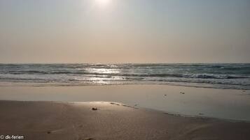 Perto da praia, espreguiçadeiras