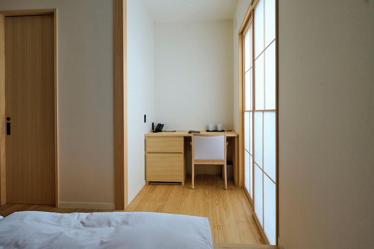 Une chambre à coucher avec un lit, un bureau et une armoire.