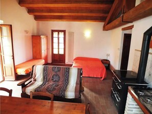 2 bedrooms, desk, free WiFi, bed sheets