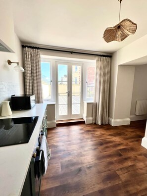 Kjøleskap, mikrobølgeovn, ovn og oppvaskmaskin