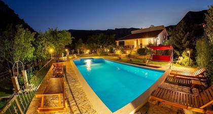 Gorgeus Villa Gana by the river