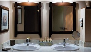 A bathroom with two sinks, a mirror, and a towel rack. - LAS PARRAS (Estación de Brazatortas-Veredas)