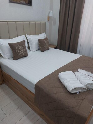 Basic Double Room | Premium bedding, desk, blackout curtains, iron/ironing board - BARHAT HOTEL (Tashkent)