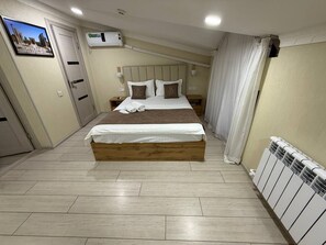 Phòng đôi cơ bản | Bộ đồ giường cao cấp, bàn, màn/rèm cản sáng 