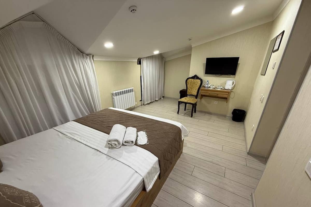 Ropa de cama de alta calidad, escritorio y cortinas blackout