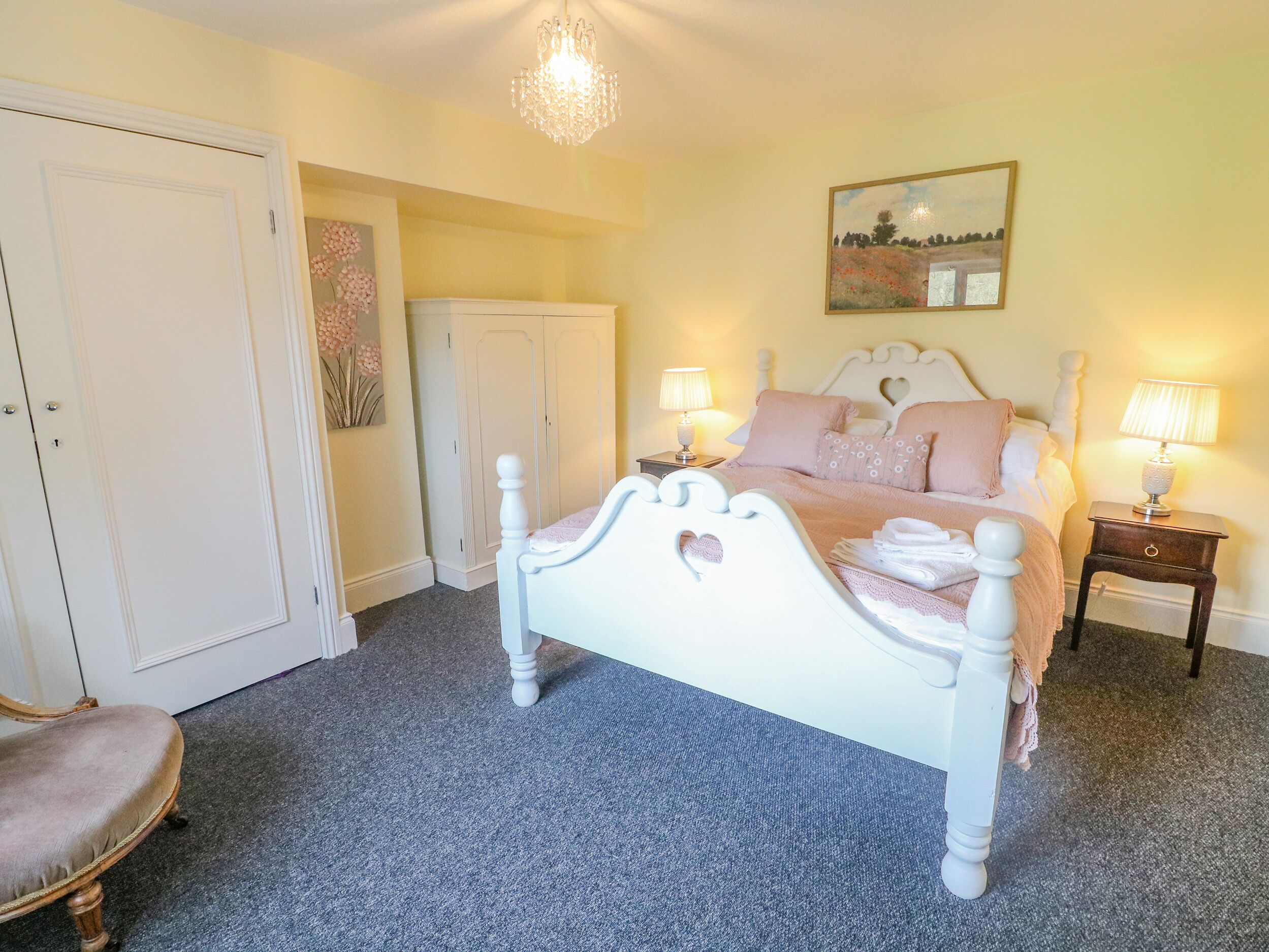 4 عدّة غرف نوم وبديكورات فريدة لكل غرفة وطراز فريد لكل وحدة