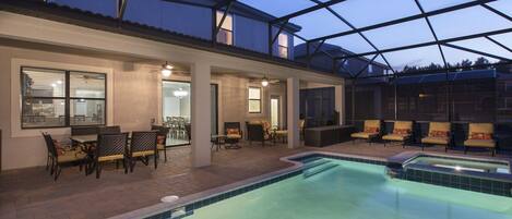 Alberca al aire libre y alberca climatizada