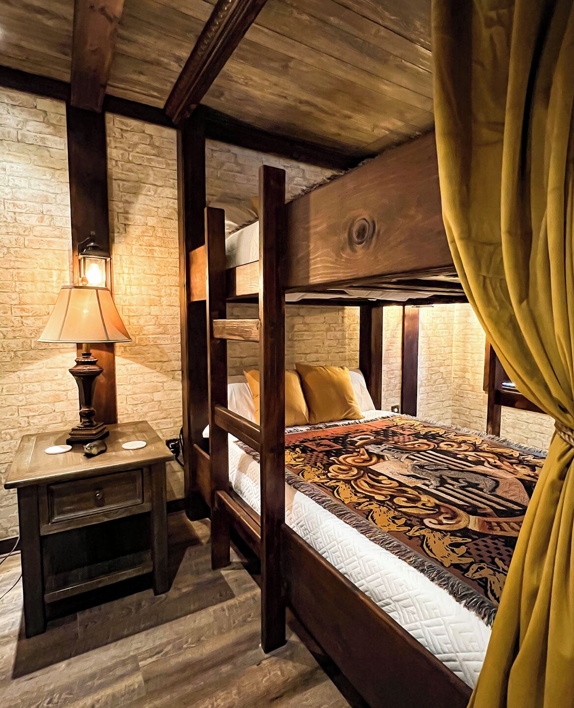 8 bedrooms, desk, iron/ironing board, free WiFi