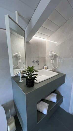 Family Apartment | Bathroom | Hair dryer, towels, soap, shampoo - Bella Vista Sea View Apartments (Zakynthos)