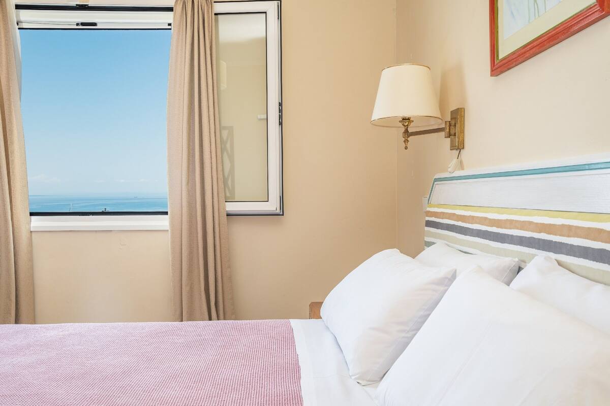 2 bedrooms, in-room safe, iron/ironing board, free WiFi
