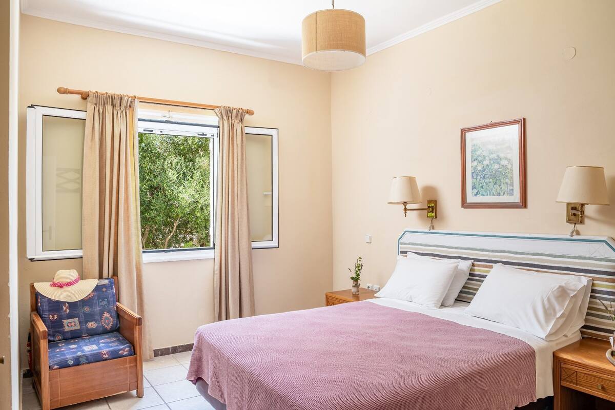 2 bedrooms, in-room safe, iron/ironing board, free WiFi