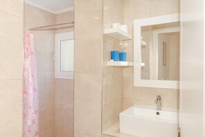 Departamento clásico | Baño | Secadora de cabello, toallas, jabón, shampoo 