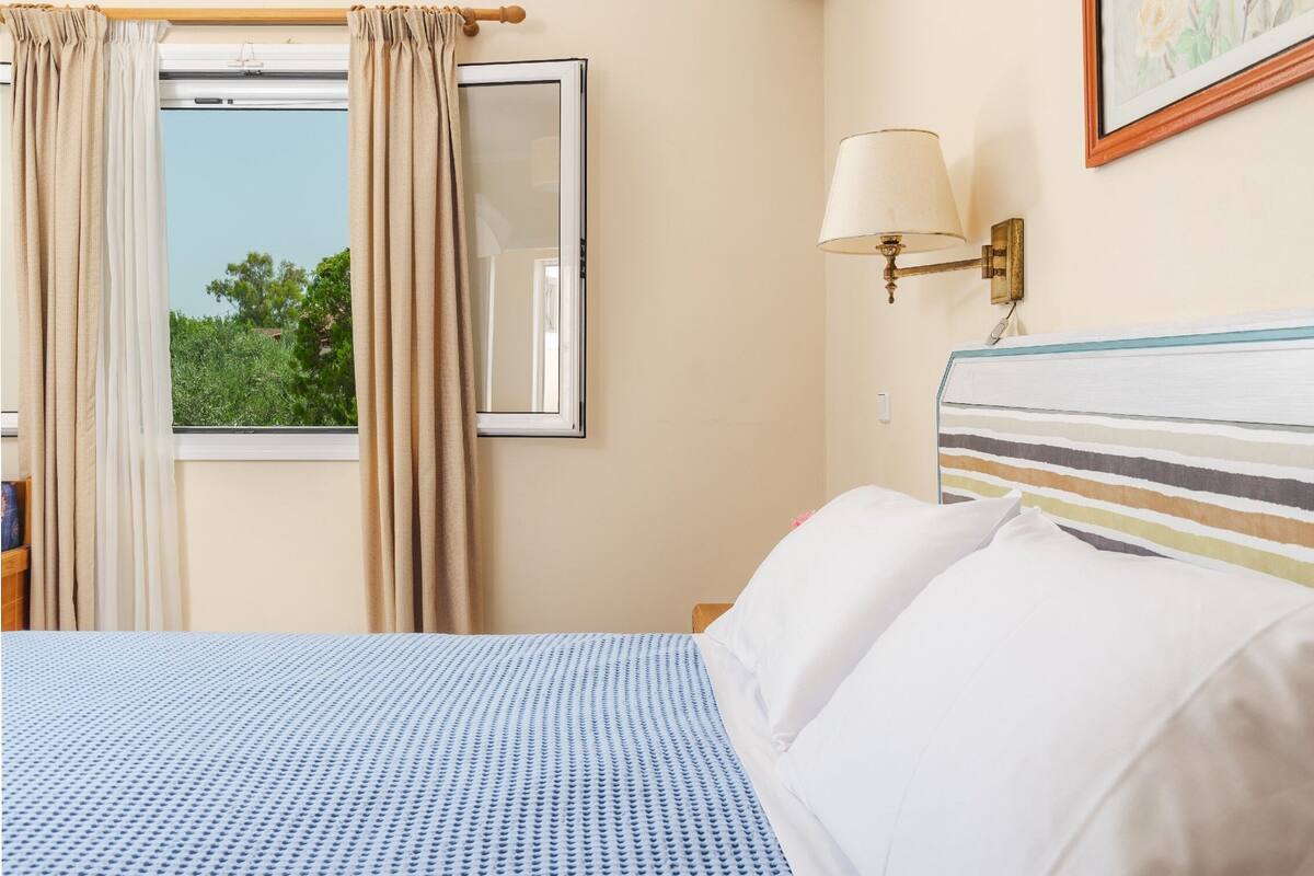 2 bedrooms, in-room safe, iron/ironing board, free WiFi