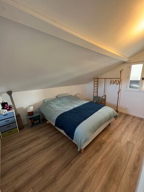 4 bedrooms, iron/ironing board, travel cot, WiFi