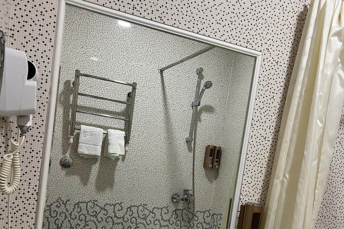 Standardzimmer | Badezimmer | Kostenlose Toilettenartikel, Hausschuhe, Handtücher, Seife