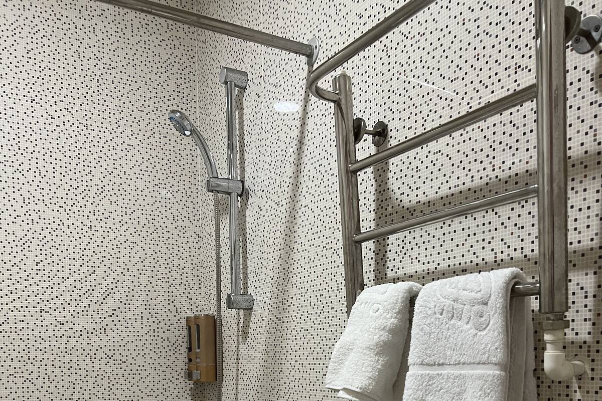 Comfort-Zimmer | Badezimmer | Kostenlose Toilettenartikel, Hausschuhe, Handtücher, Seife