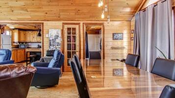 Superior-Chalet, 2 Schlafzimmer | Wohnbereich