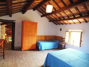 6 bedrooms, desk, free WiFi, bed sheets
