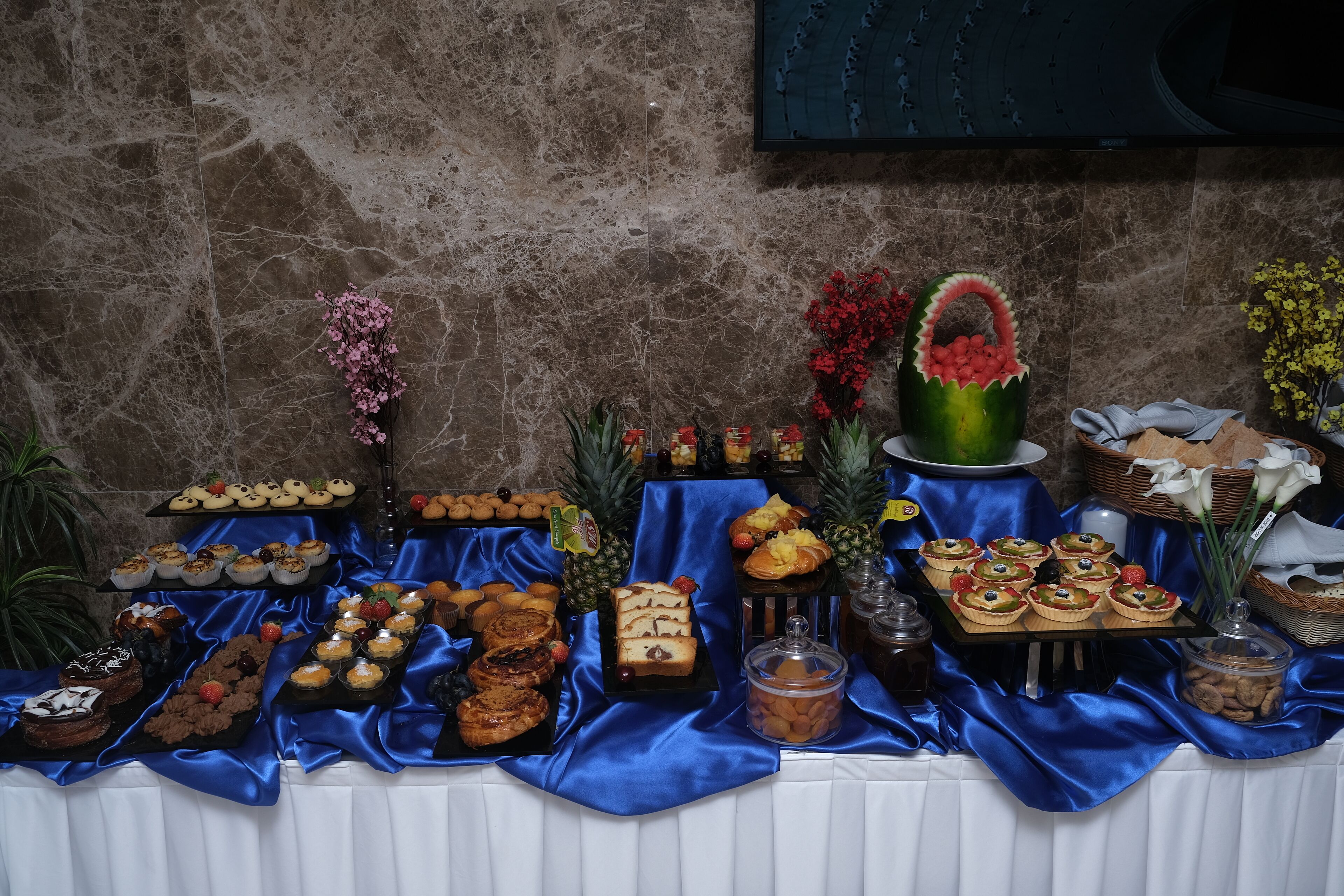 بوفيه فطور يوميًا بتكلفة قدرها (45 SAR للشخص)