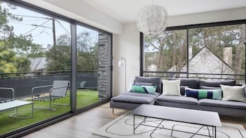 Smart-tv, boeken en een stereo