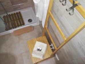 Dusche, Haartrockner, Bidet, Handtücher