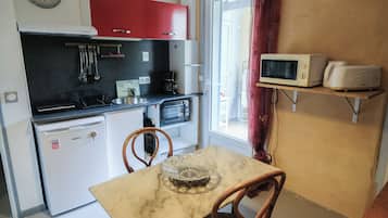 Geladeira, micro-ondas, fogĂŁo, cooktop