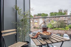 City appartement, en-suite badkamer (The Carillon Suite) | Uitzicht vanaf balkon