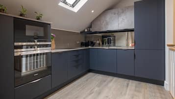 City Apartment, Ensuite (The Carillon Suite) | Shared kitchen