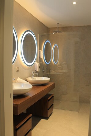 GR Block Three Bedroom Penthouse | Badeværelse | Bruser, brusehoved med spredningseffekt, gratis toiletartikler