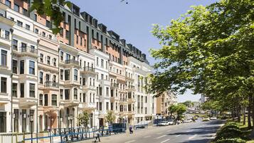 Vista frontal de la propiedad