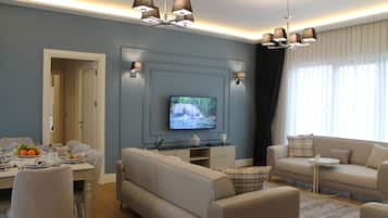 GR1 Block Three Bedroom Penthouse Apartment | Wohnbereich | 55-Zoll-Smart-TV mit Satellitenempfang, Fernseher, Fußbodenheizung
