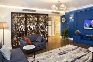 Perhehuoneisto | Oleskelualue | 55–tuumainen äly-TV, jossa satelliittikanavat