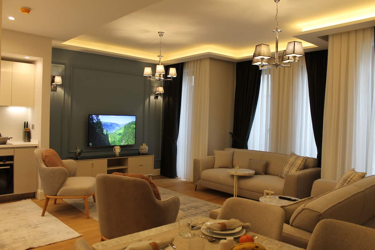 GR2 Block Two Bedroom Apartment | Área de sala de estar | Smart TV de 55 pulgadas con canales vía satélite y televisión