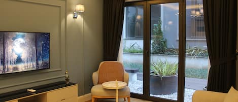 GR1 Block Garden Apartment | Living area