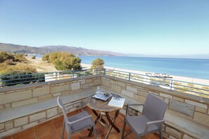 Outdoor dining - Beachfront villa with private pool,ping-pong & BBQ (Crete)