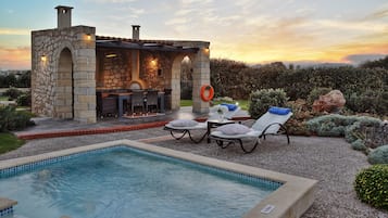 Ulkouima-allas, aurinkotuoleja