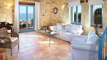 Télévision, lecteur de DVD, table de tennis de table, livres