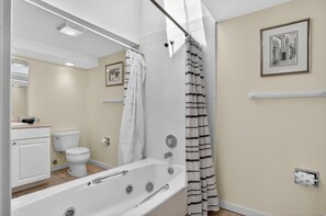 Ensemble douche/baignoire, sèche-cheveux, serviettes fournies