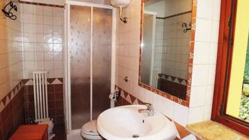 Douche, sĂšche-cheveux, serviettes fournies, papier toilette