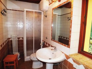 Shower, hair dryer, towels, toilet paper - APP. in the MARCHIGIAN COUNTRY, Familiar (Marche)