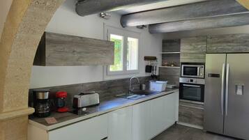 Réfrigérateur, micro-ondes, four, plaque de cuisson