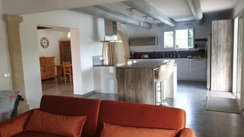 TV connectée, lecteur de DVD, livres